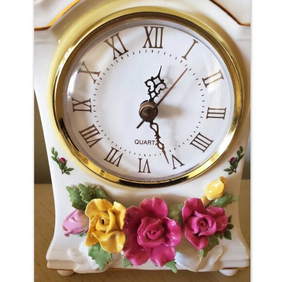 Royal Albert Old Country Roses Quartz Mantle Clock 1962 Desk Shelf Vintage - Picture 2 of 9